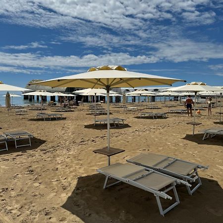 Appart 21 Artistic Beach Apartment Lignano Sabbiadoro Bagian luar foto