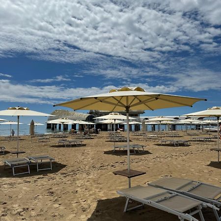 Appart 21 Artistic Beach Apartment Lignano Sabbiadoro Bagian luar foto