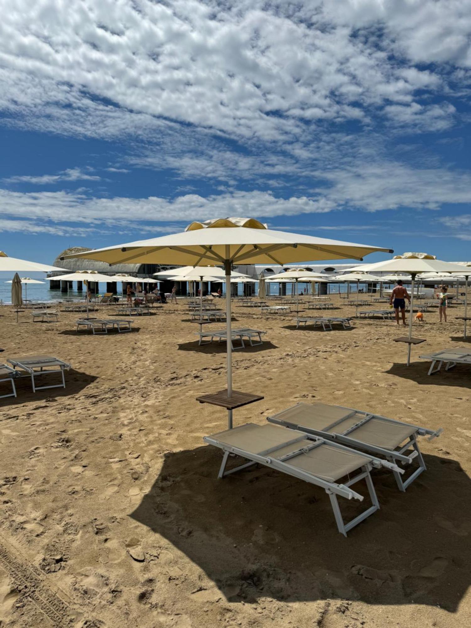 Appart 21 Artistic Beach Apartment Lignano Sabbiadoro Bagian luar foto