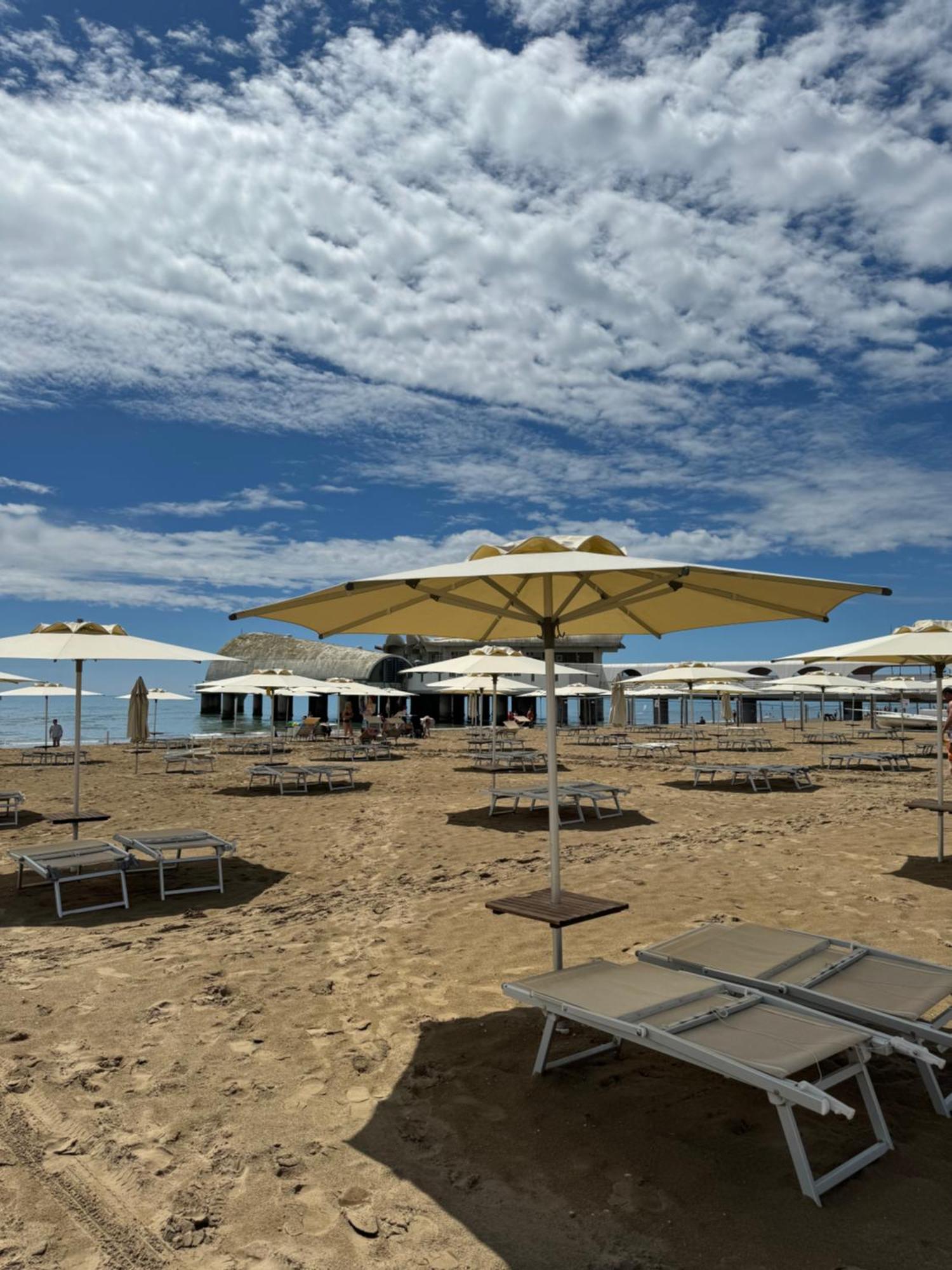 Appart 21 Artistic Beach Apartment Lignano Sabbiadoro Bagian luar foto